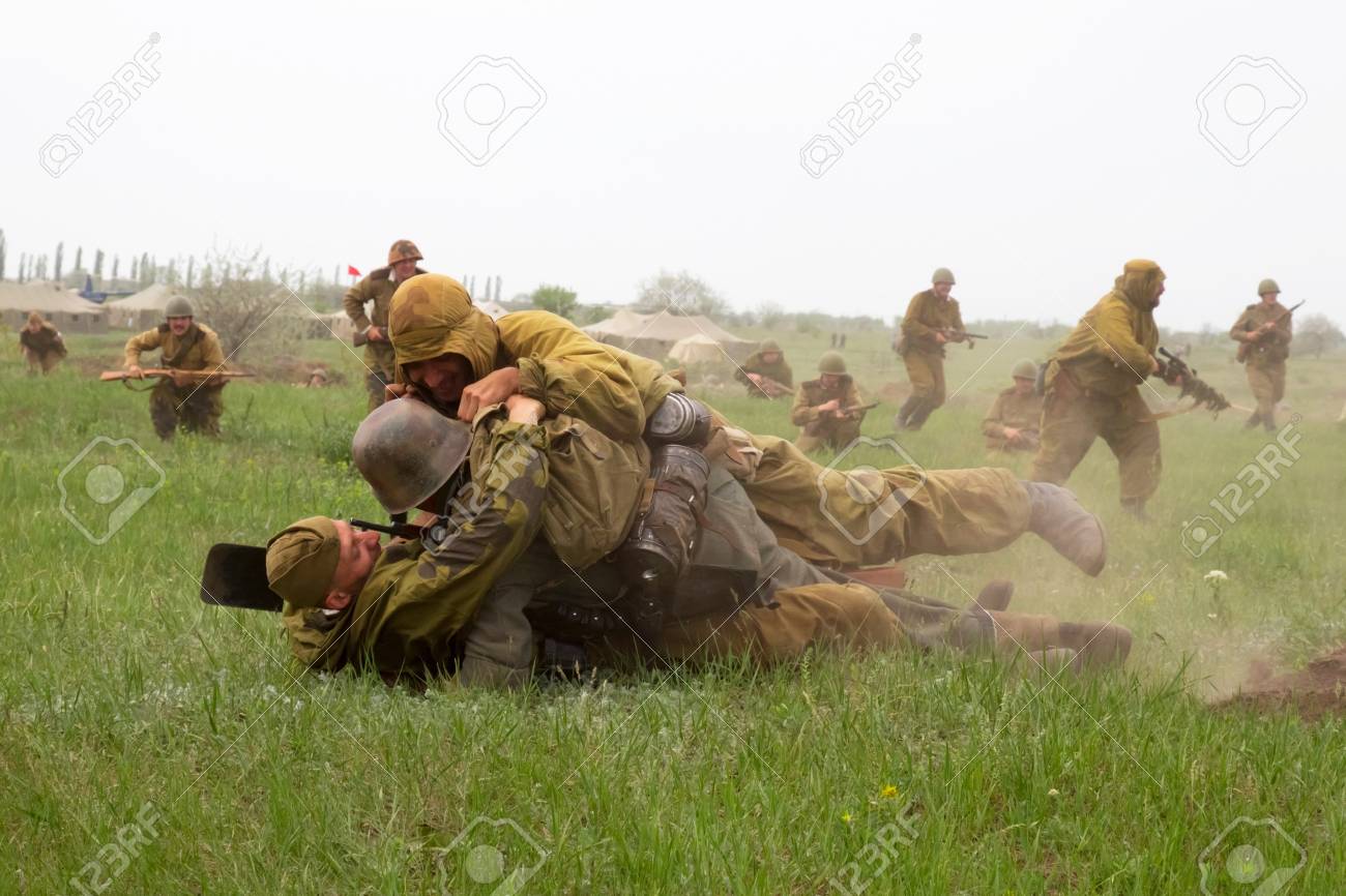 オデッサ ウクライナ 6 人のメンバー クラブの軍事史の可能性がありますドイツ語とロシアの兵士 Ww2 の統一歴史的軍事再生オデッサ ウクライナ 12 年 5 月 6 日 の写真素材 画像素材 Image