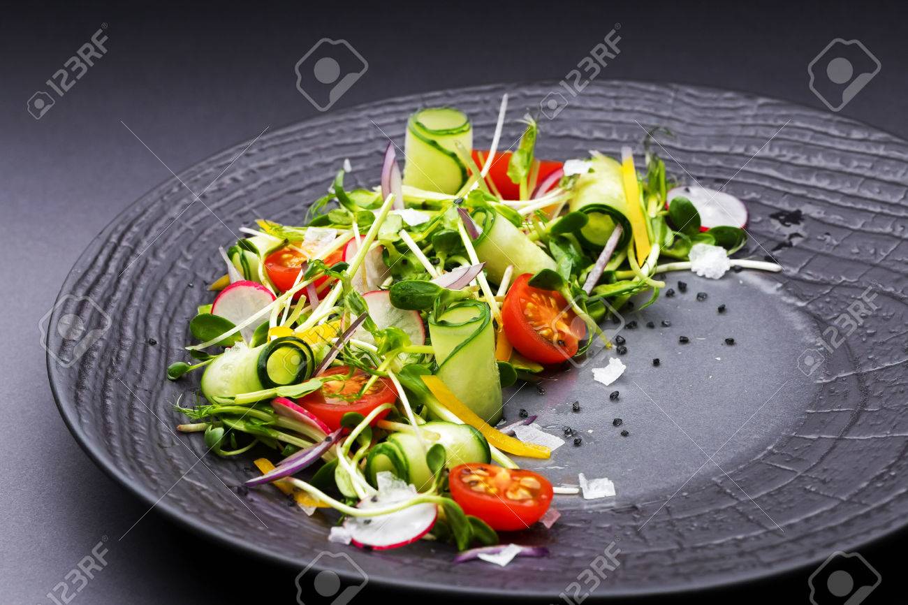 本格的な黒皿にもやしと豆の黒胡椒と新鮮野菜のサラダ 朝の大気中の照明 おしゃれなトレンディなスポット ソフト フォーカス デザイン創造的なメニューを準備 の写真素材 画像素材 Image 本格的な黒皿にもやしと豆の黒胡椒と新鮮野菜のサラダ 朝の大気中の照明 おしゃれなトレンディなスポット ソフト フォーカス デザイン創造的なメニューを準備 の写真素材 画像素材 Image