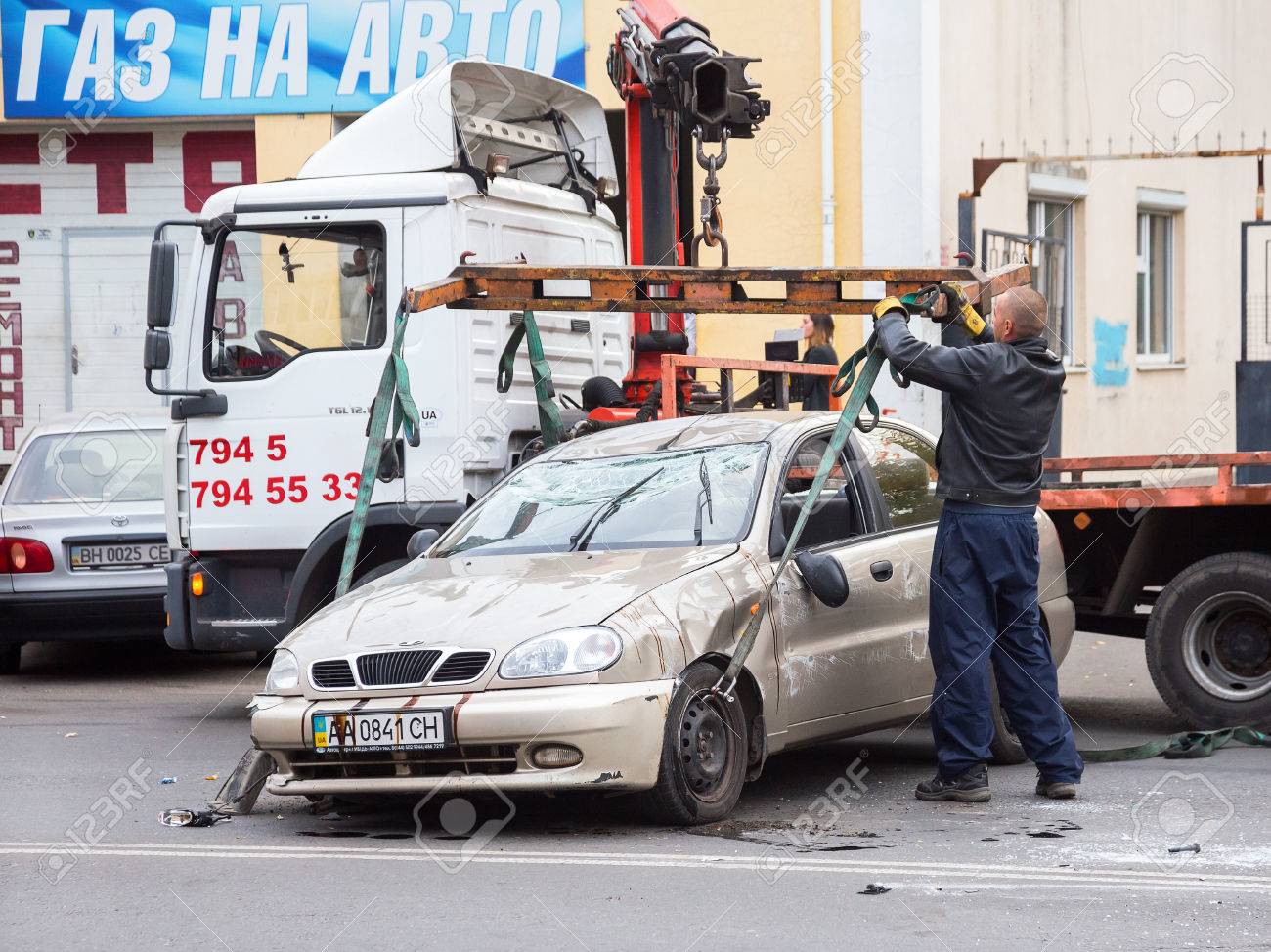 Odessa Ukraine 24 Octobre 2015 Voiture Transporteur Ramasse Apres Un Accident De Voiture Octobre 24 2015 Odessa Ukraine Banque D Images Et Photos Libres De Droits Image 46842887
