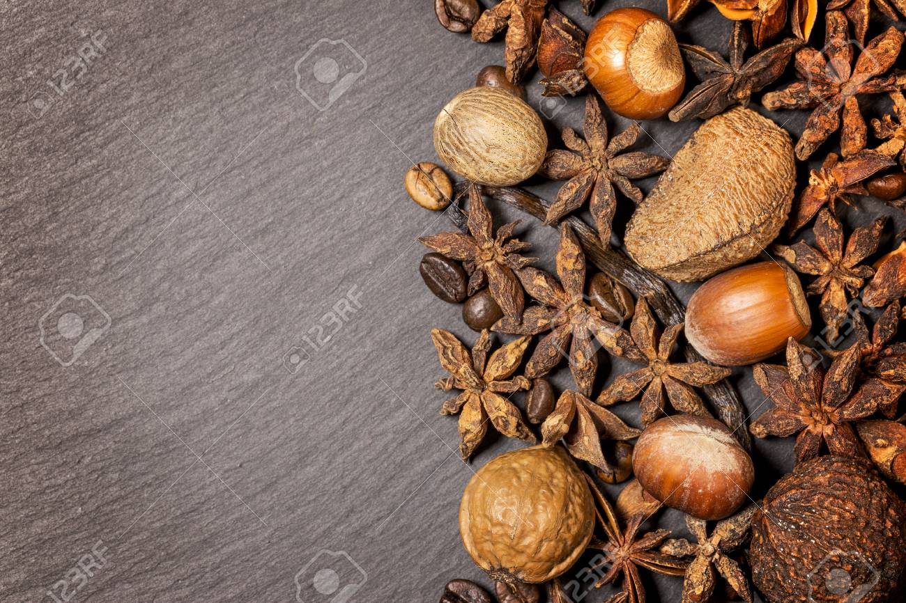 コーヒー シナモン バニラ 黒の背景 食品のコンセプトに混沌とした態度でナツメグ 上から平面図です バック グラウンド 背景 壁紙 デザインのアートワークに適しています の写真素材 画像素材 Image
