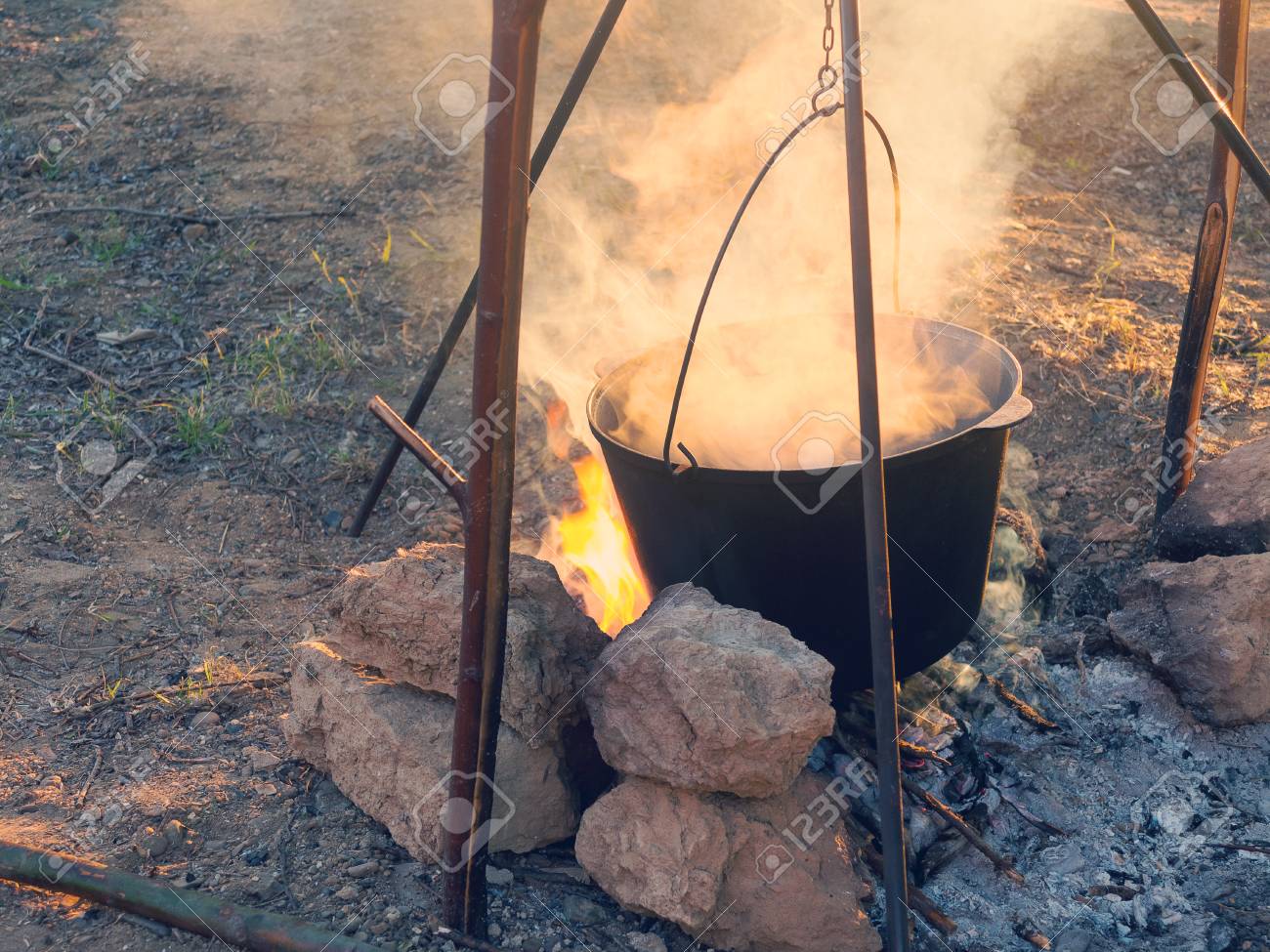 晴れた日の早朝 ハイキング中に 焚き火の上の鍋で調理されています の写真素材 画像素材 Image