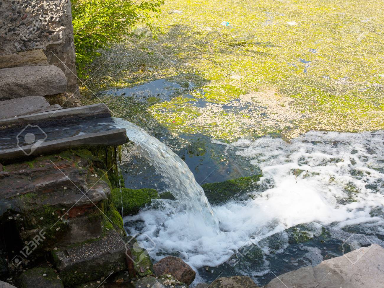 下水の水 川 海 湖に流れ込みます 環境汚染です 排水 生態学的大惨事 の写真素材 画像素材 Image 下水の水 川 海 湖に流れ込みます 環境汚染です 排水 生態学的大惨事 の写真素材 画像素材 Image