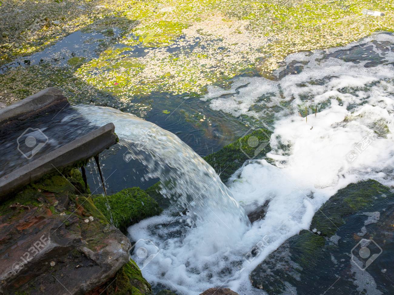 下水の水 川 海 湖に流れ込みます 環境汚染です 排水 生態学的大惨事 の写真素材 画像素材 Image 下水の水 川 海 湖に流れ込みます 環境汚染です 排水 生態学的大惨事 の写真素材 画像素材 Image