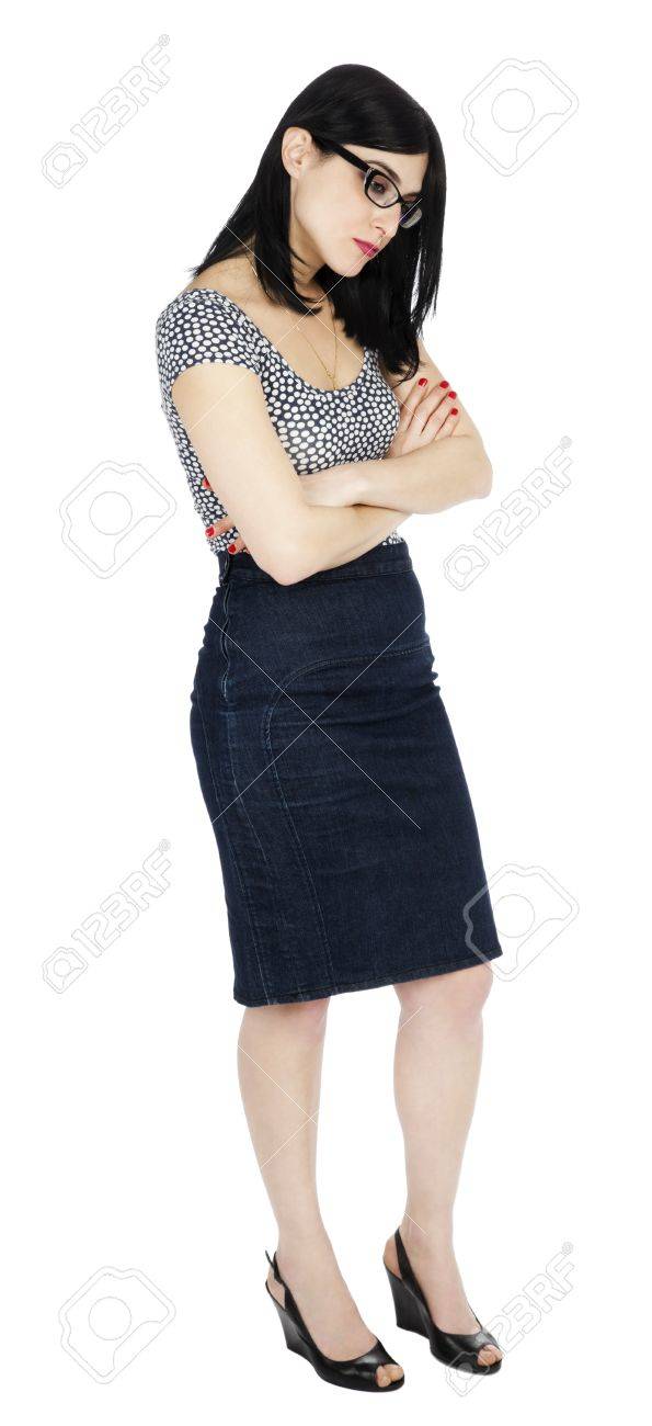 大人 初期 30 黒髪白人の女性 ドットのシャツとメランコリックな表現と姿勢はやや見下ろす濃いジーンズ スカートを身に着けています 白い背景上に分離 の写真素材 画像素材 Image 1922