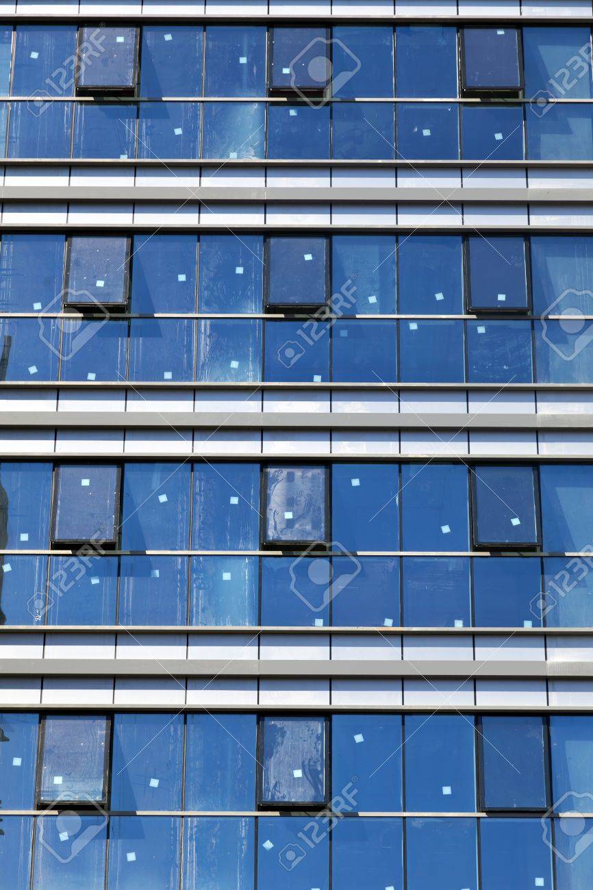 少し開いた窓ほとんどの建物のカーテン ウォールの正面 窓にステッカーを示すこの建物が建設中 の写真素材 画像素材 Image