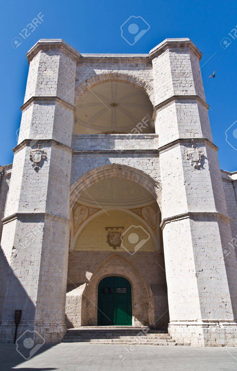 La Iglesia De San Benito En Valladolid Con Algunas De Las Columnas De Piedra Que Se Han Hecho Mas Grandes