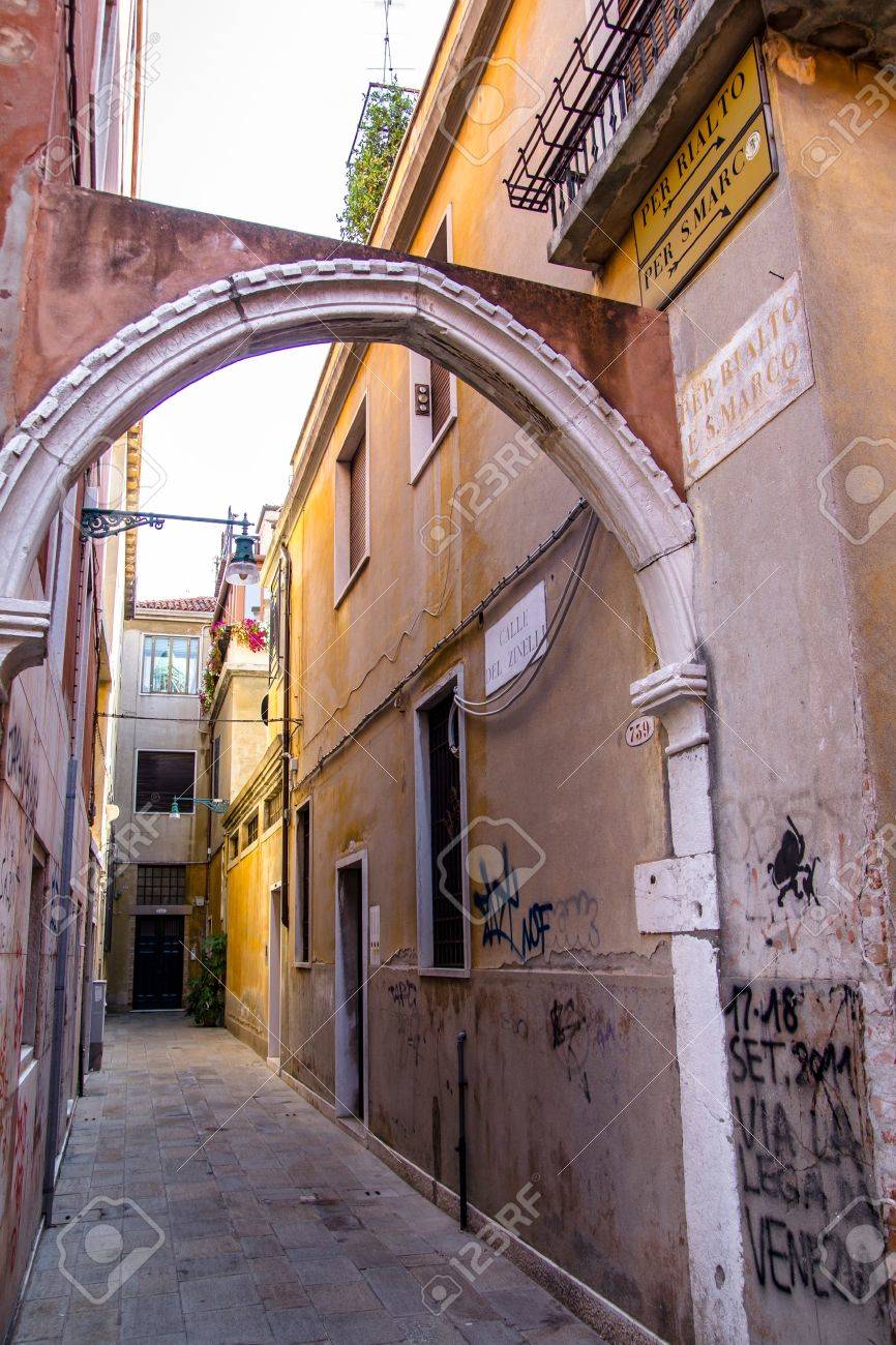Rue Deserte Et Sale A Venise En Italie Banque D Images Et Photos Libres De Droits Image