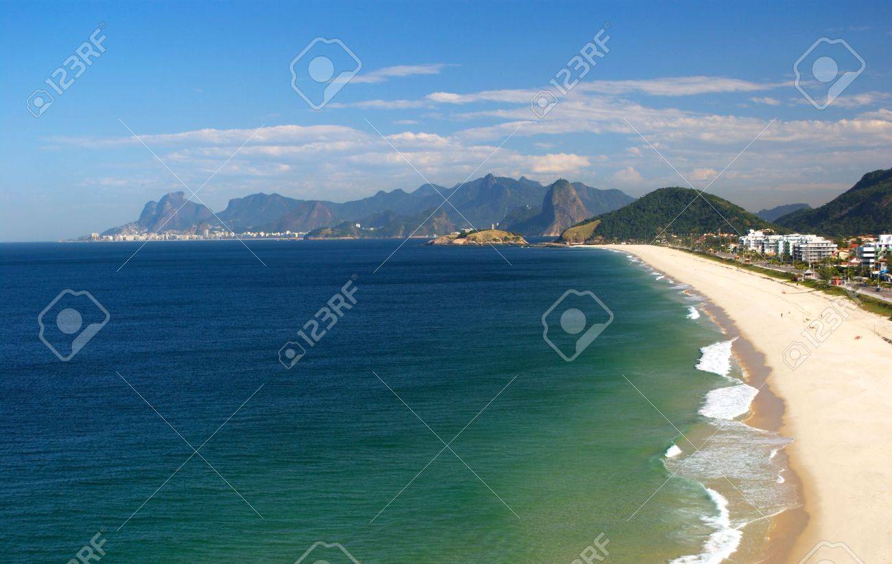 ニテロイ リオデジャネイロ ブラジルで結晶海のビーチ の写真素材 画像素材 Image
