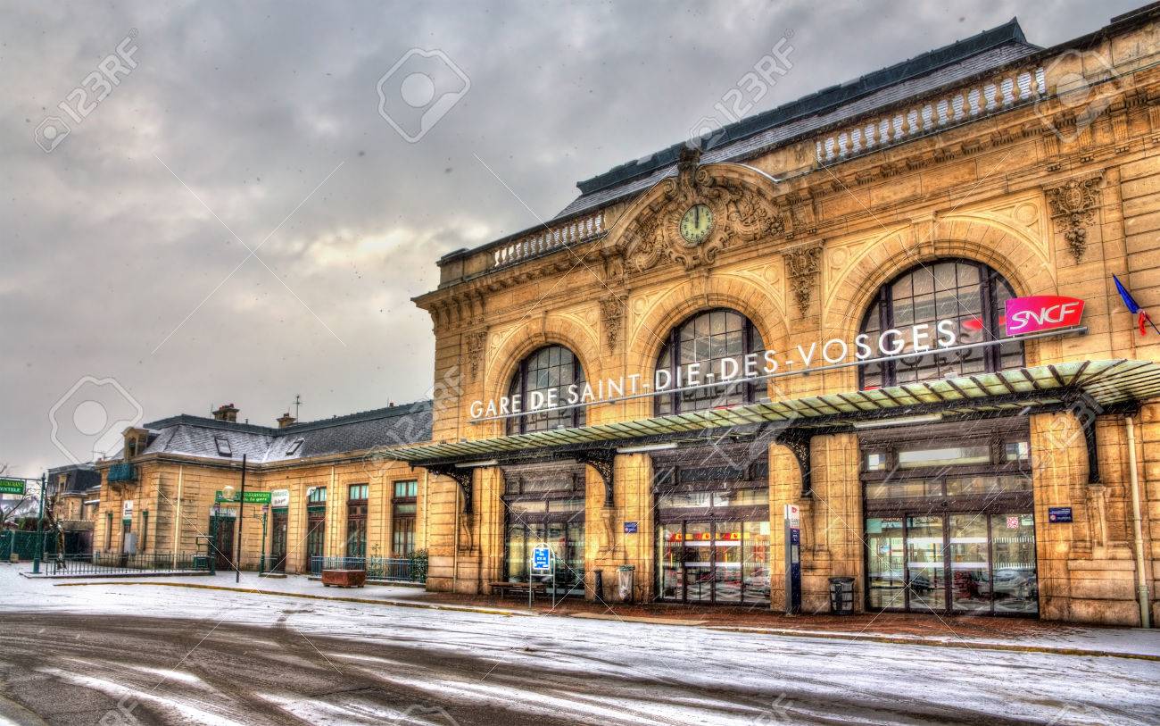 Saint Die Des Vosges Francia 08 De Febrero Estacion Raiway De Saint Die Des Vosges El 8 De Febrero De 15 La Estacion Fue Inaugurada En 1864 Fotos Retratos Imagenes Y Fotografia De Archivo Libres De Derecho
