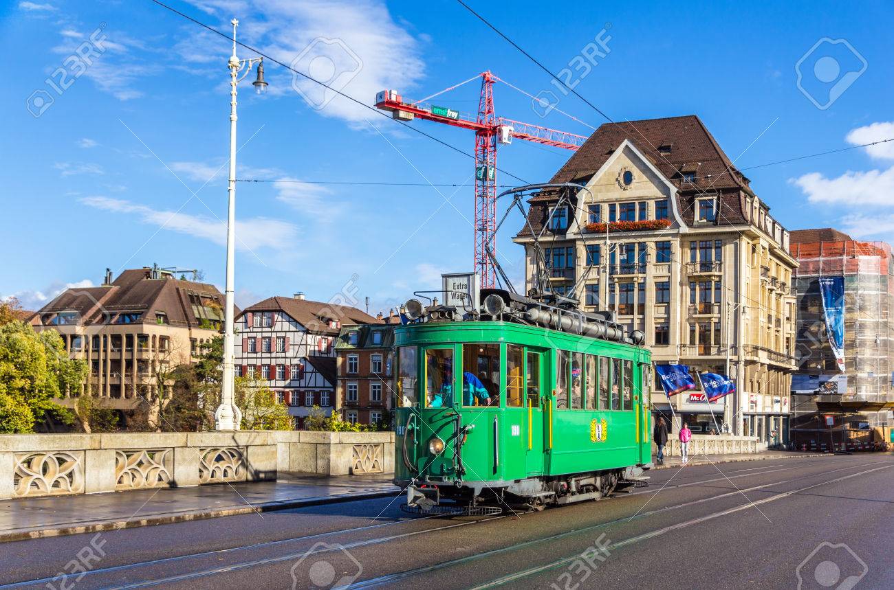 バーゼル スイス連邦共和国 11 月 03日 遺産都市乗り物電車 Ce 2 2 スイスのバーゼルにおいて 13 年 11 月 3 日に中間橋の上 12 ラインから成っているバーゼルの路面電車網 の写真素材 画像素材 Image