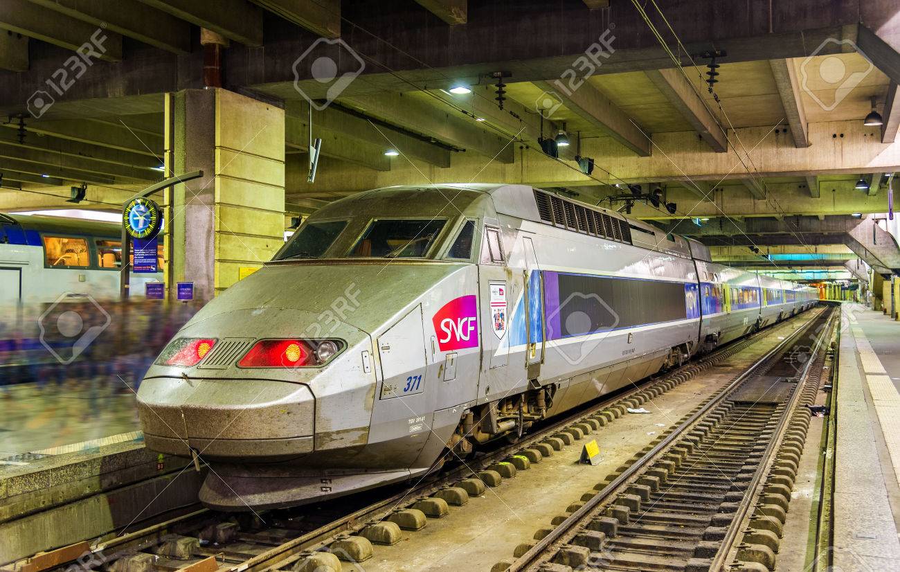 パリ フランス 16 年 10 月 9 日 モンパルナス駅の Tgv アトランティック編成 パリ モンパルナス駅ボルドー ツアー レンヌ 西と南西フランスの他の都市に接続を提供します の写真素材 画像素材 Image