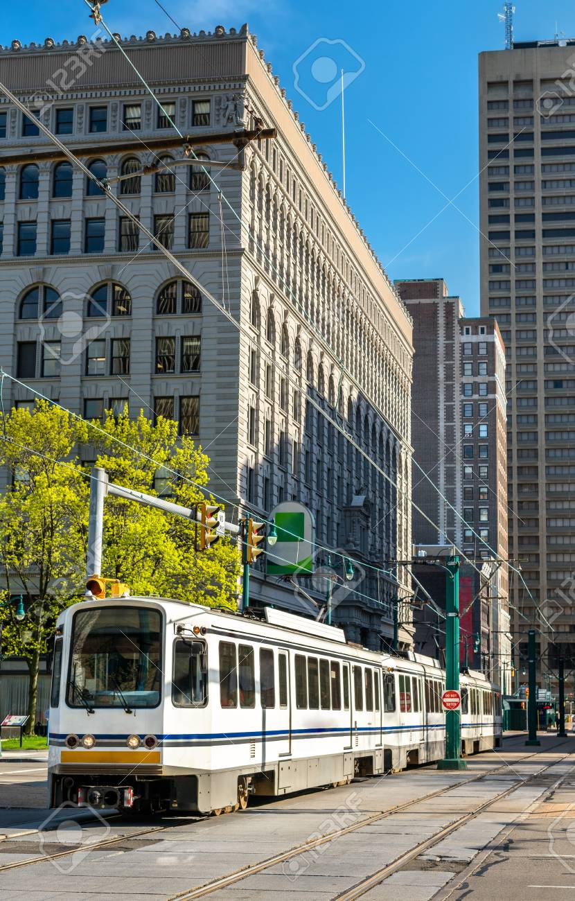 メイン ストリート ニューヨーク州バッファローでのメトロ レール の写真素材 画像素材 Image
