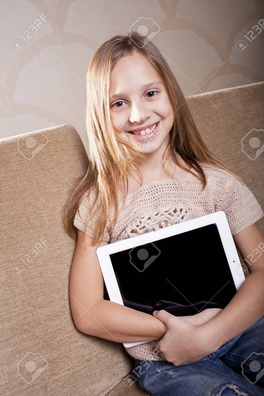 自宅でタブレット コンピューターは 肯定的な白人女子高生の笑顔 の写真素材 画像素材 Image