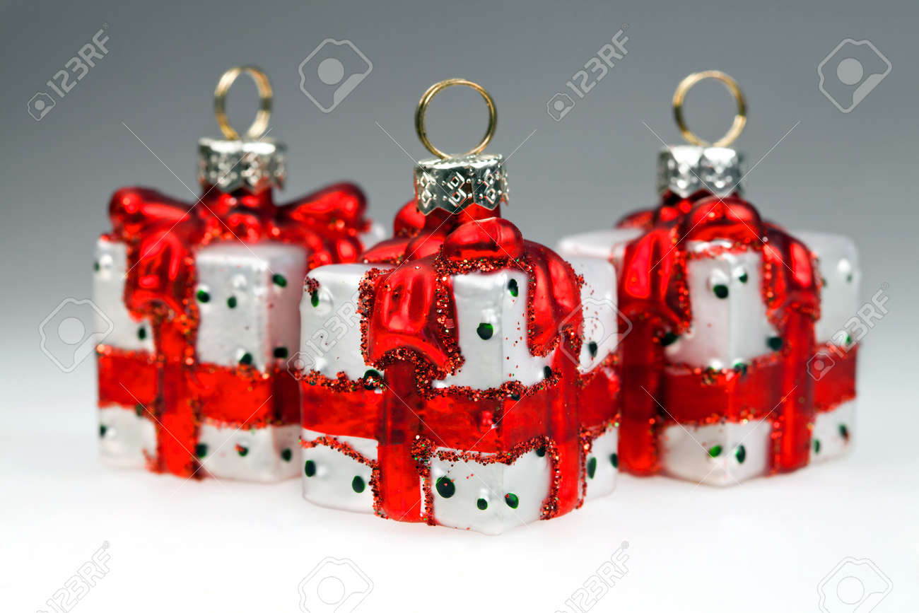Weihnachtsschmuck Glas Geschenk Auf Weissem Hintergrund Lizenzfreie Fotos Bilder Und Stock Fotografie Image