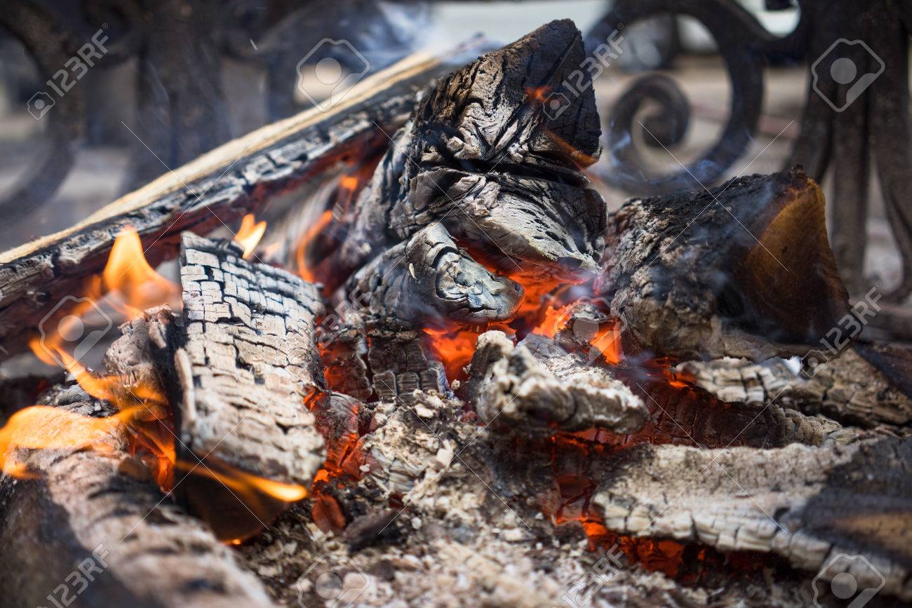 くすぶる薪を暖炉の燃焼をクローズ アップ 薪 石炭 火は消した 灰 の写真素材 画像素材 Image