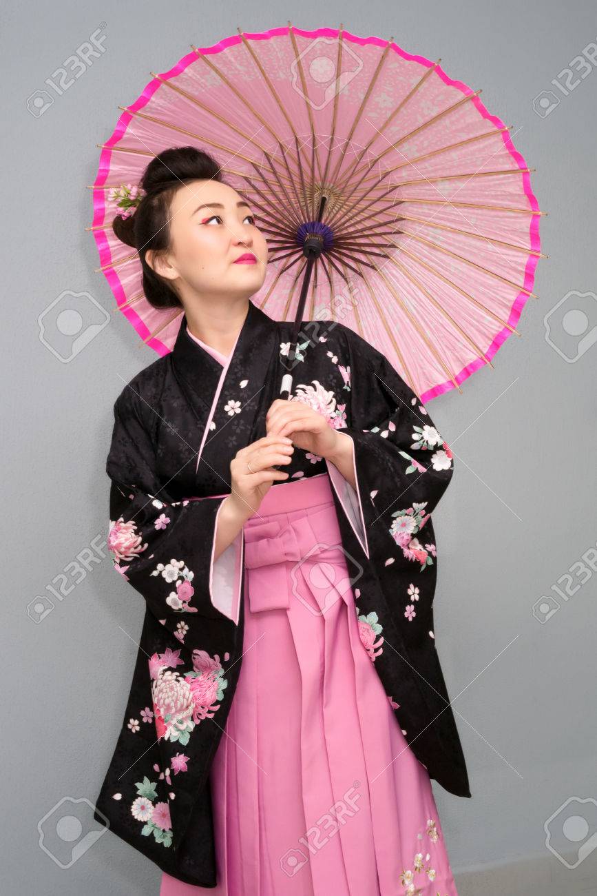 Hermosa Geisha Japonés Tradicional Kimono Con Sombrilla Fotos, Retratos, Imágenes Y Fotografía De Archivo Libres De Image