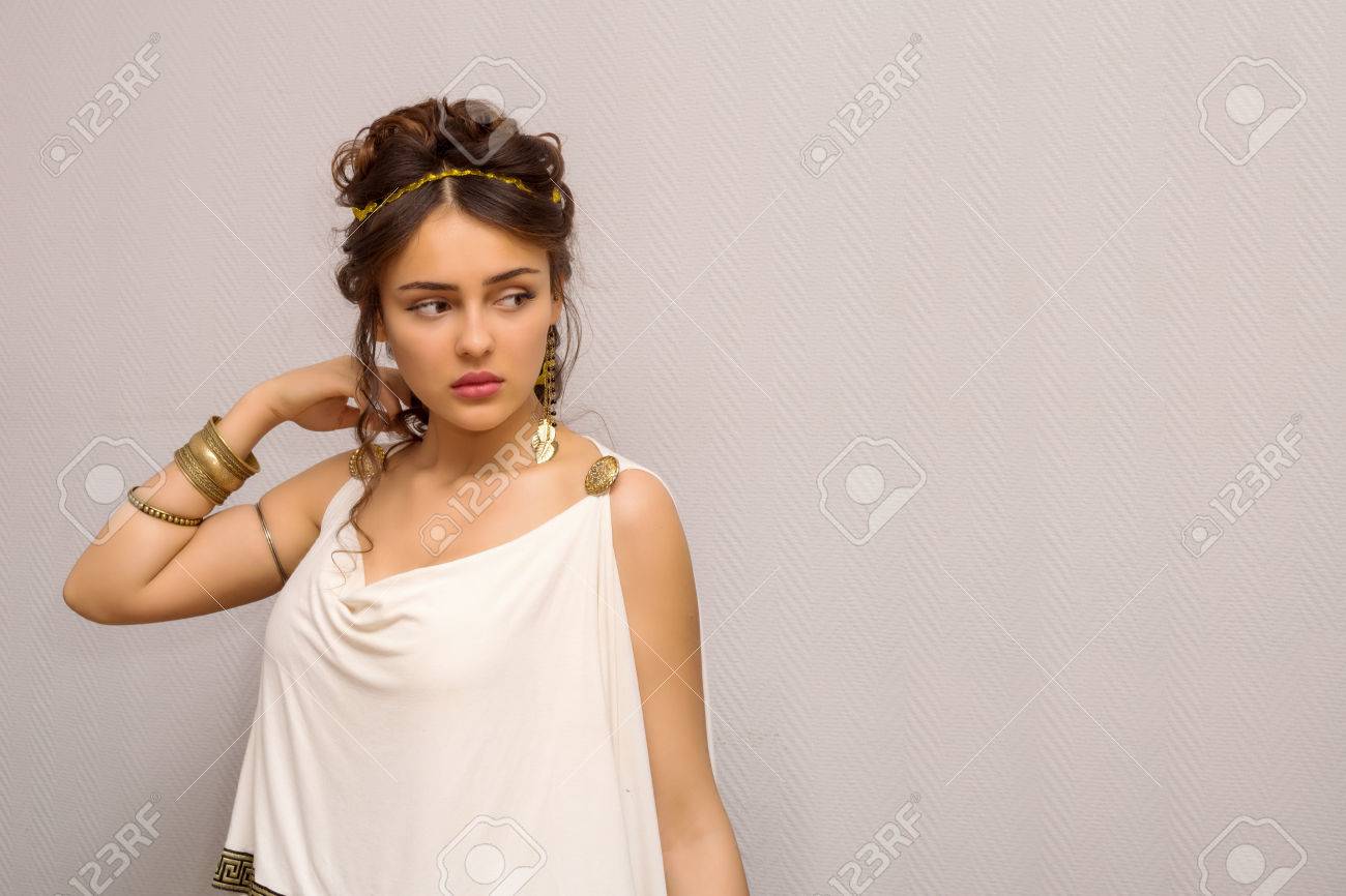 若いギリシャ語で美しい女性アンティーク ホワイト栂つきコピー スペースを探しての肖像画 の写真素材 画像素材 Image