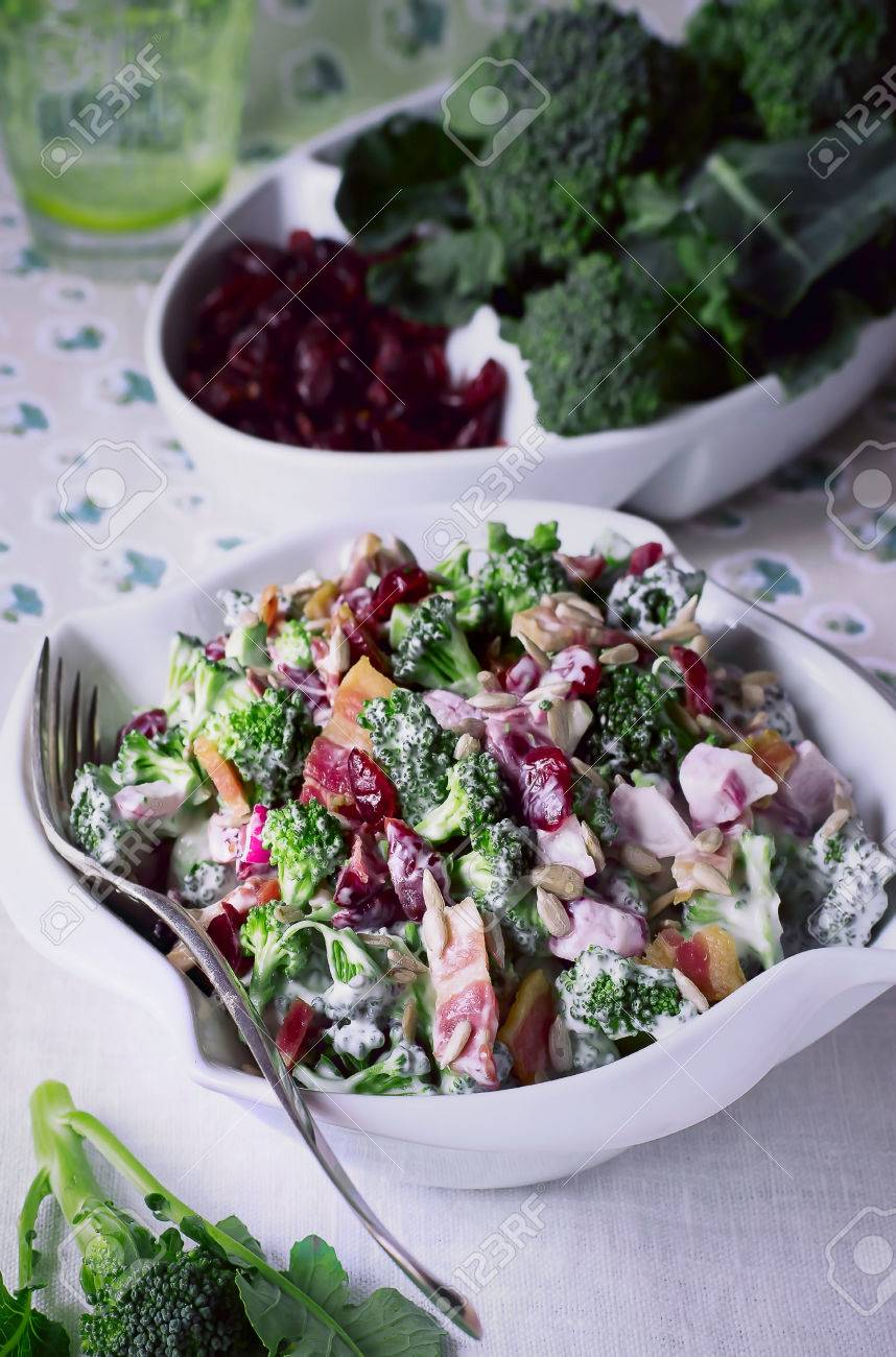 ブロッコリーのサラダのレシピ ブロッコリー サラダ ベーコン 乾燥クランベリー ひまわり種子マヨネーズと白のサラダボウル の写真素材 画像素材 Image