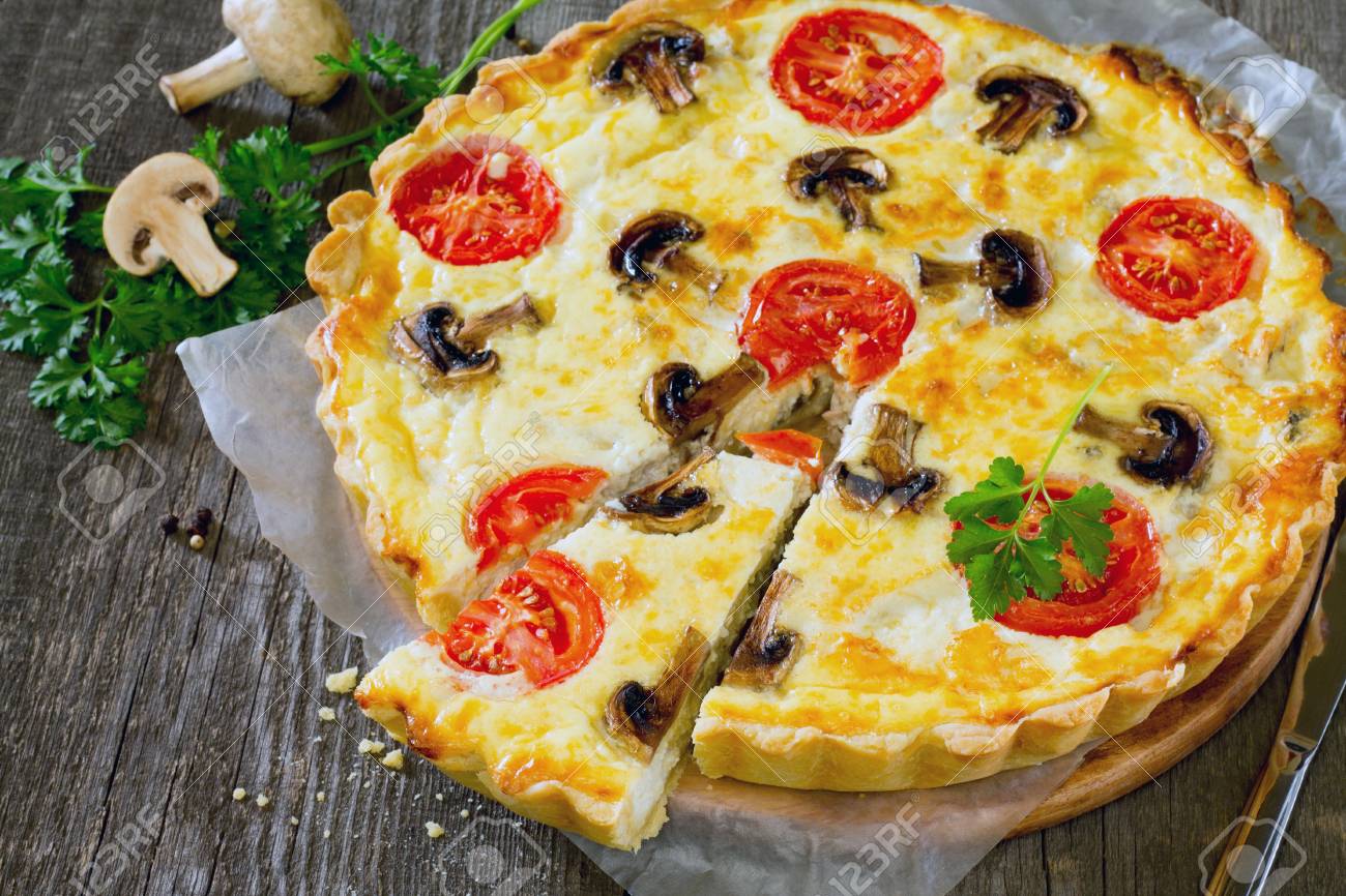 Quiche Lorraine Tarte Au Poulet Et Aux Champignons Banque D Images