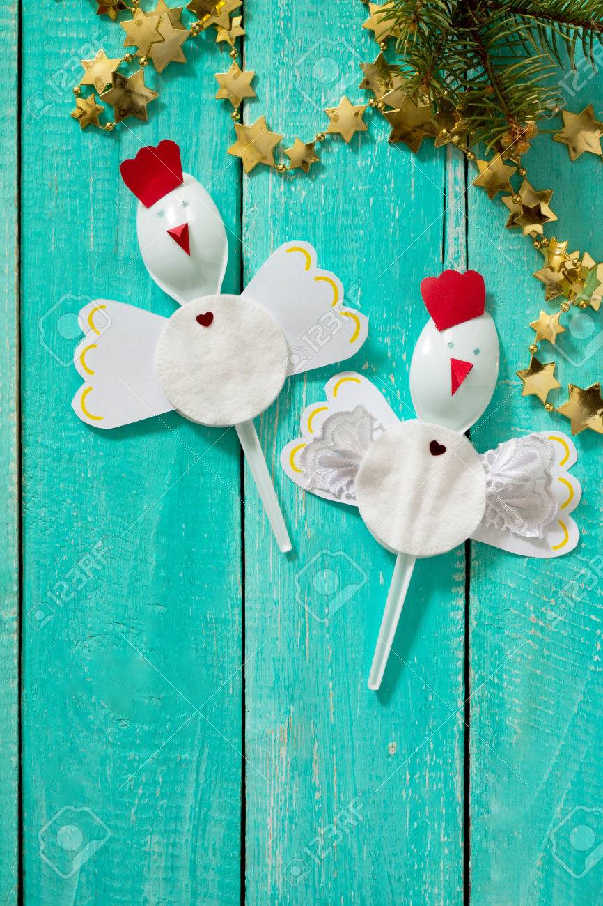 子供おんどりは クリスマスのおもちゃの背景にプラスチックのスプーンのクリスマス ギフト グッズを作成します 子どものアート プロジェクト 縫製 子供のための工芸品 の写真素材 画像素材 Image