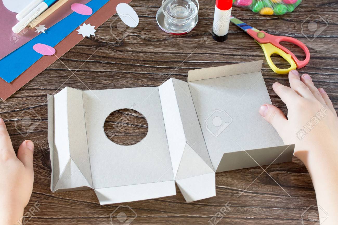 子供は折り紙イースターのグリーティング カード包装紙イースター バニー キャンディを置きます 手作り 子どものアート プロジェクト 縫製 子供のための工芸品 の写真素材 画像素材 Image