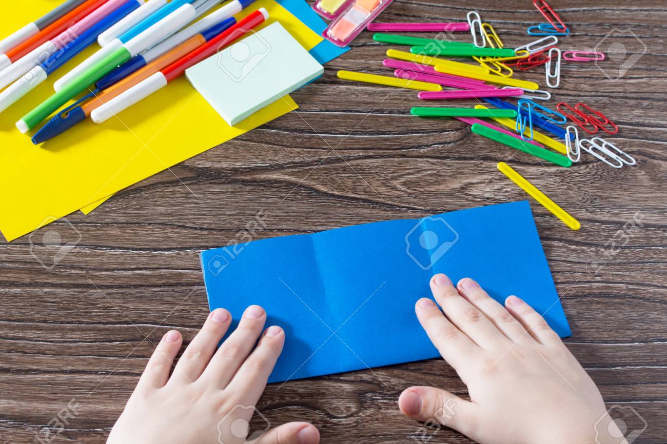 子供は 折り紙の紙を折り畳み式です 手作り 子どもの創造性のプロジェクトは 紙 裁縫 工芸品子供用製子供用オフィス オーガナイザーです の写真素材 画像素材 Image