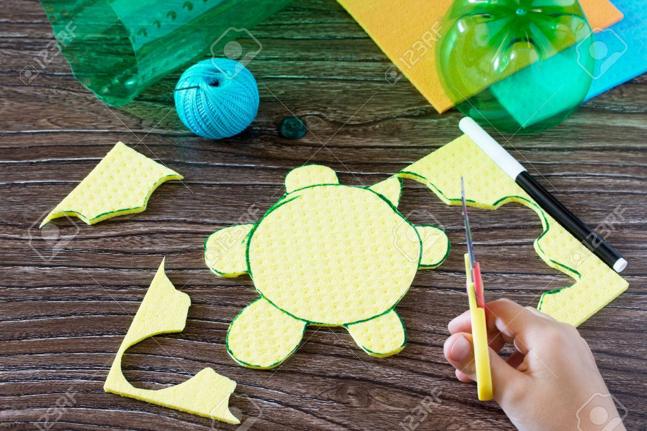 子供は 子供の貯金箱お金ハックのための詳細をカットします 手作り 子どもの創造性 手工芸品 工芸品の子供のためのプロジェクト の写真素材 画像素材 Image