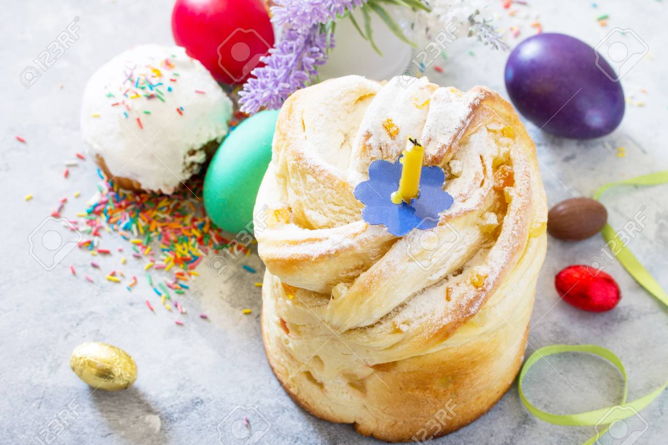 イースターの背景 休日のテーブルのパンケーキに伝統的な食べ物 砂糖漬けの果物とイースターエッグ イースターのレシピ の写真素材 画像素材 Image