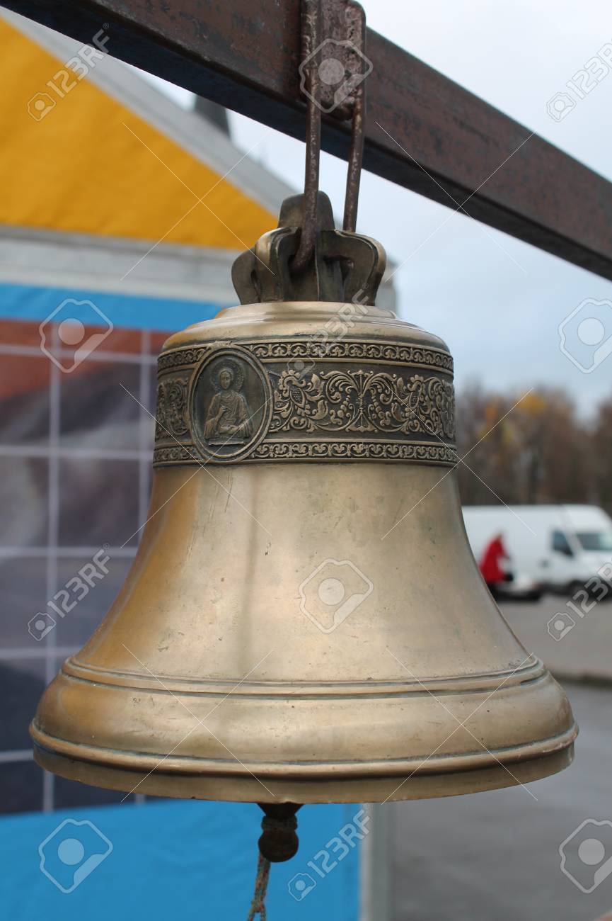 レース飾りと正教の教会装飾のための銅鐘 の写真素材 画像素材 Image レース飾りと正教の教会装飾のための銅鐘 の写真素材 画像素材 Image