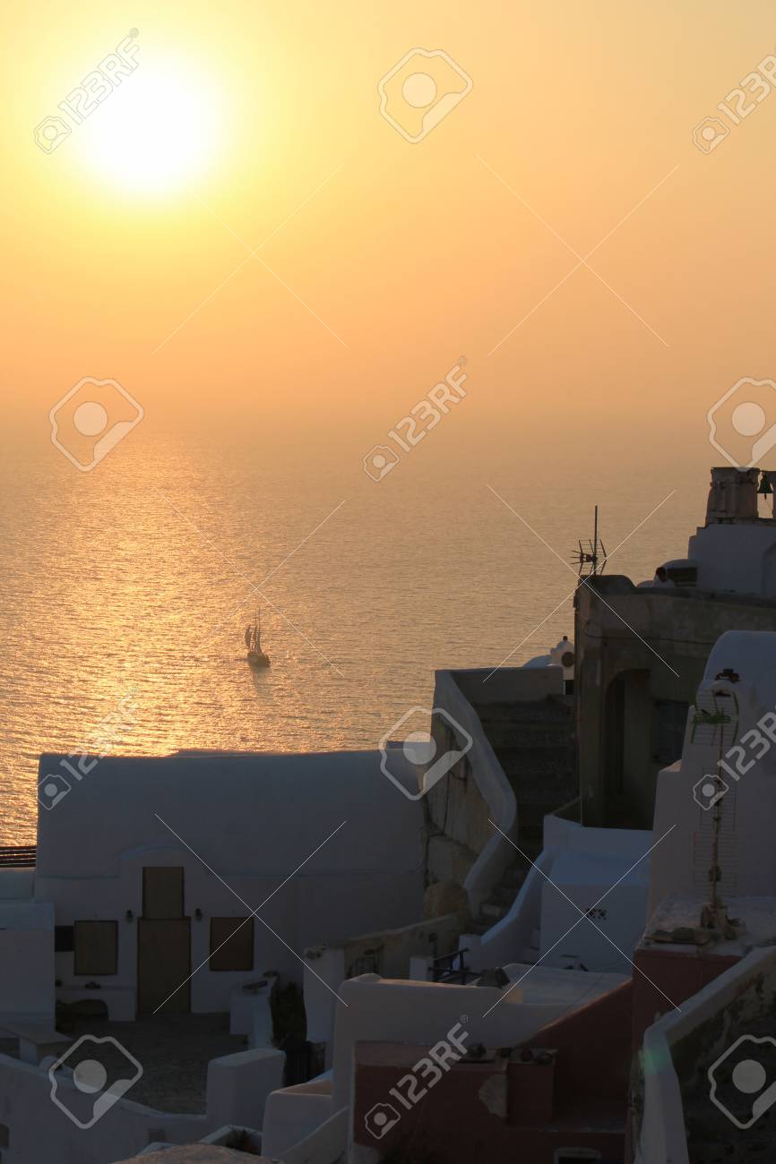 Magnifique Coucher De Soleil Et De Bateau à Village Doia Santorin Grèce