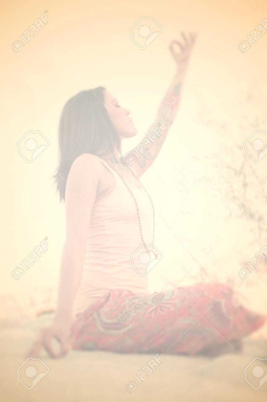 Image Floue Solarisee Coloree De La Femme Dans La Meditation Exaltee Banque D Images Et Photos Libres De Droits Image