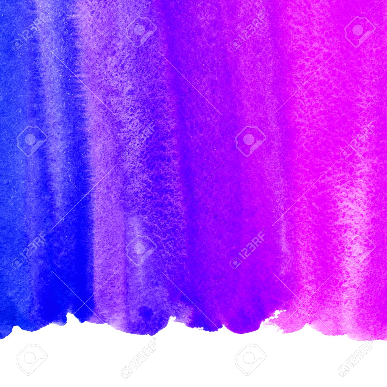 テキストのためのスペースと水彩の背景 フレームまたはストライプ水彩グラデーションの境界線 80 年代レトロなネオン色 ウルトラマリン ブルー バイオレット ピンク ブラシの描画本カバーの考え 不均一なエッジ の写真素材 画像素材 Image