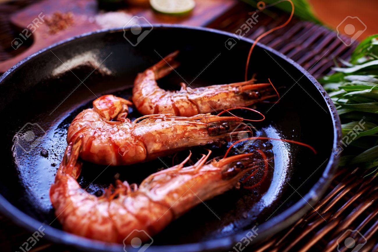 通常のエビ郷土料理でおしゃれな高級なレストランの魚介類を料理します の写真素材 画像素材 Image