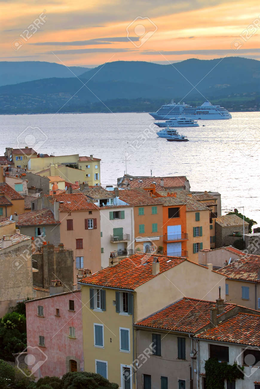 Voir à St Tropez Et Les Bateaux De Croisière Au Coucher Du Soleil Dans La Côte Dazur