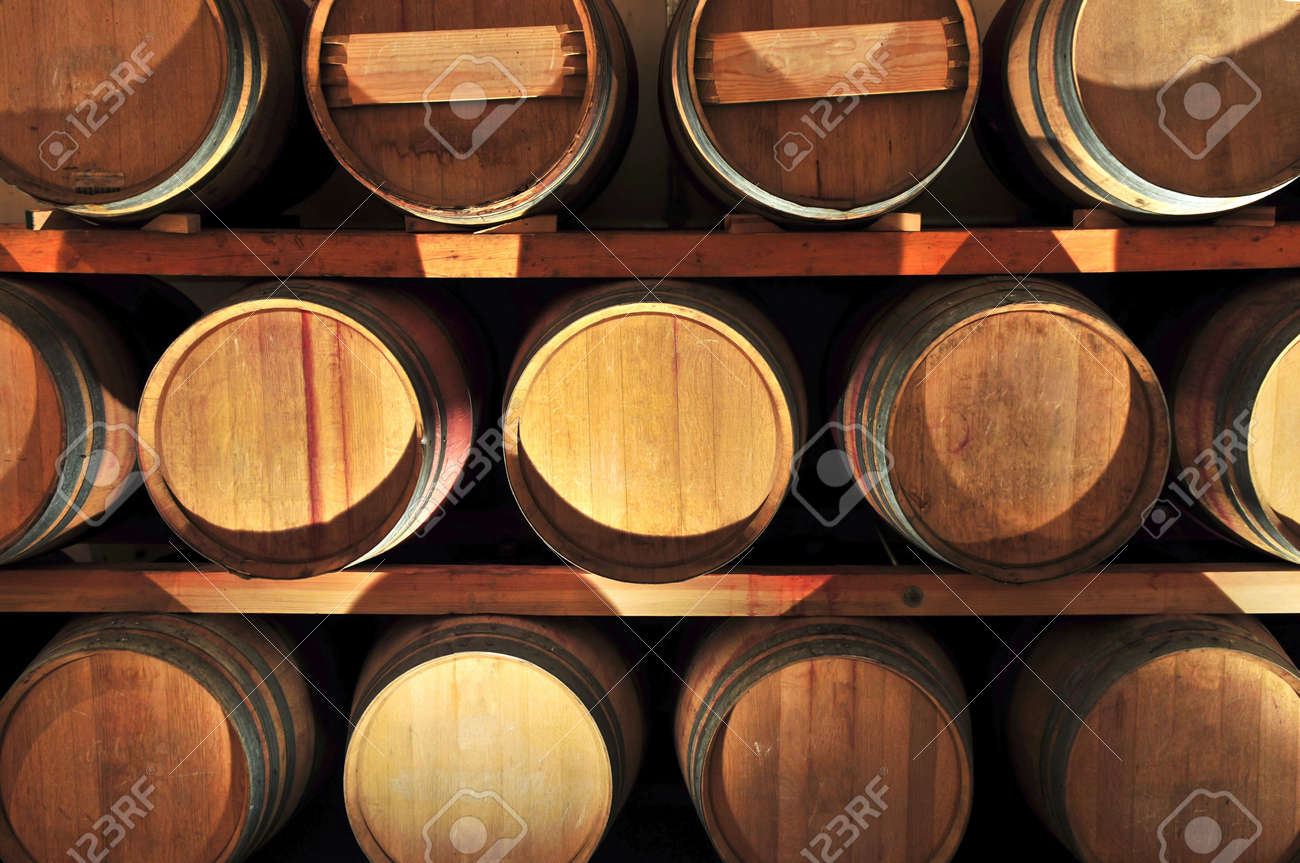 stapeln weinfässer gestapelte eiche weinfässer in weingut keller standardbild 4687977 in lizenzfreie fotos stapeln weinfässer gestapelte eiche weinfässer in weingut keller standardbild 4687977 in lizenzfreie fotos