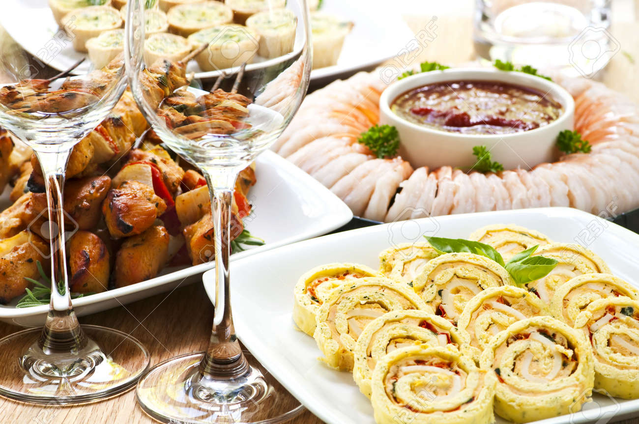 一口サイズの前菜やパーティー フードの多くの料理 の写真素材 画像素材 Image