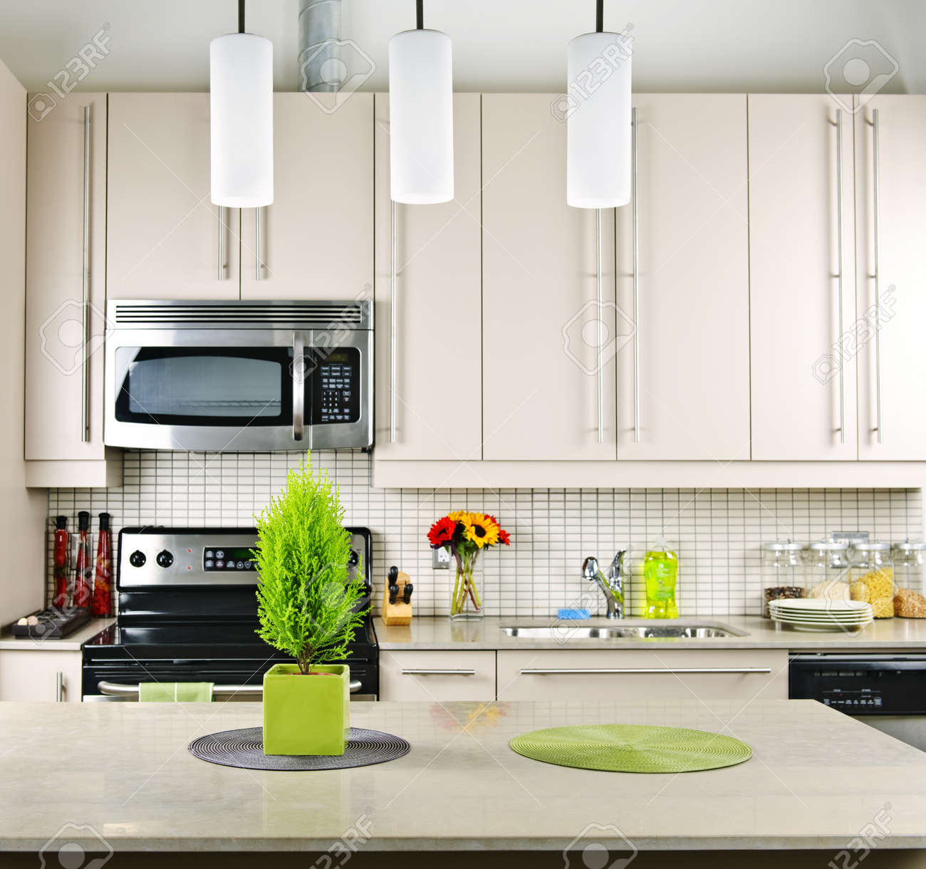 Moderne Küche Interieur Mit Natürlichen Stein-Arbeitsplatte ... Moderne Küche Interieur Mit Natürlichen Stein-Arbeitsplatte ...