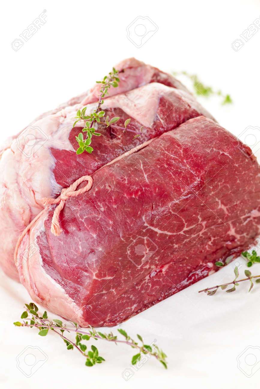 Roti De Boeuf Cru Liee Et Pret Pour La Cuisson Banque D Images Et