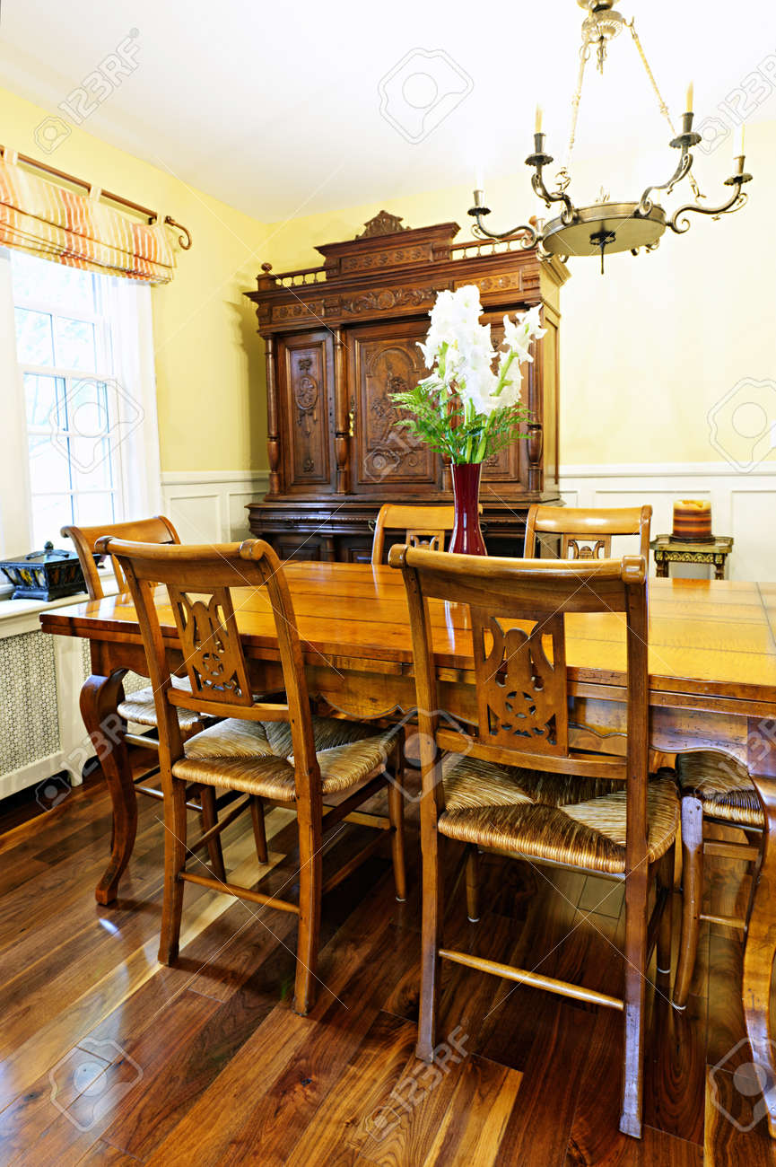 Comedor Interior De La Habitación Con Una Mesa Antigua De Madera Y ... Comedor Interior De La Habitación Con Una Mesa Antigua De Madera Y ...