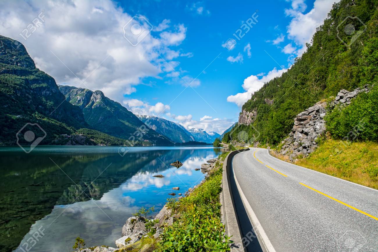 フィヨルドと山々 の素晴らしい自然の風景 美しい反射 場所 スカンディナヴィア山脈 ノルウェー 芸術的な写真 美の世界 完全な自由感 の写真素材 画像素材 Image