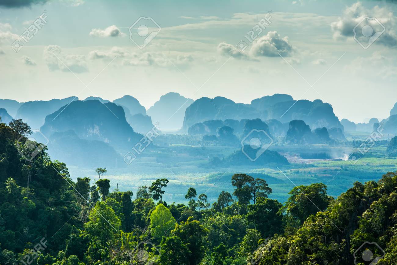 タイのクラビ県 ワット タム スア タイガー洞窟寺院 からの素晴らしい眺め 山の美しいシルエット の写真素材 画像素材 Image タイのクラビ県 ワット タム スア タイガー洞窟寺院 からの素晴らしい眺め 山の美しいシルエット の写真素材 画像素材 Image