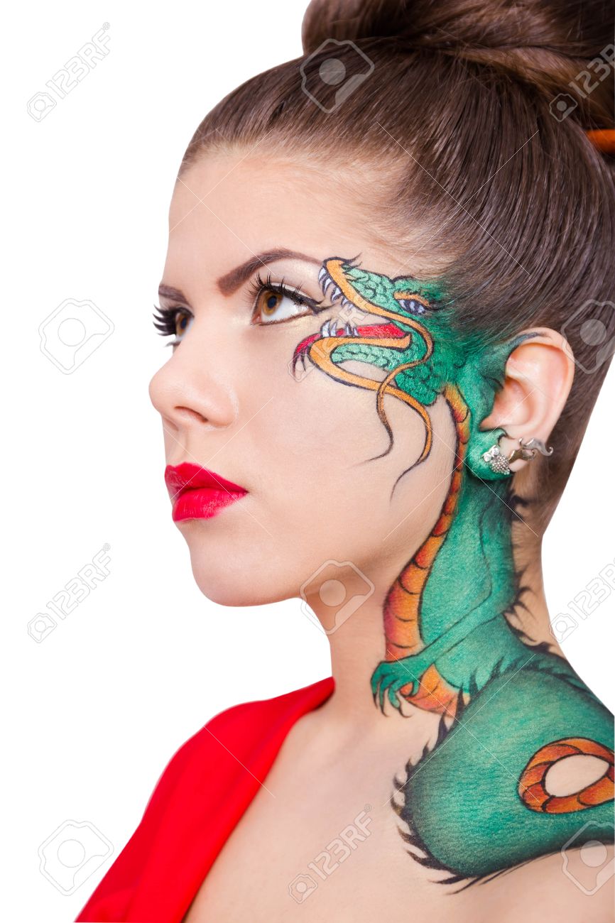 Nahaufnahme Der Madchen Gesicht Mit Einem Grunen Drachen Tattoo Isoliert Auf Weissem Hintergrund Lizenzfreie Fotos Bilder Und Stock Fotografie Image 39063741