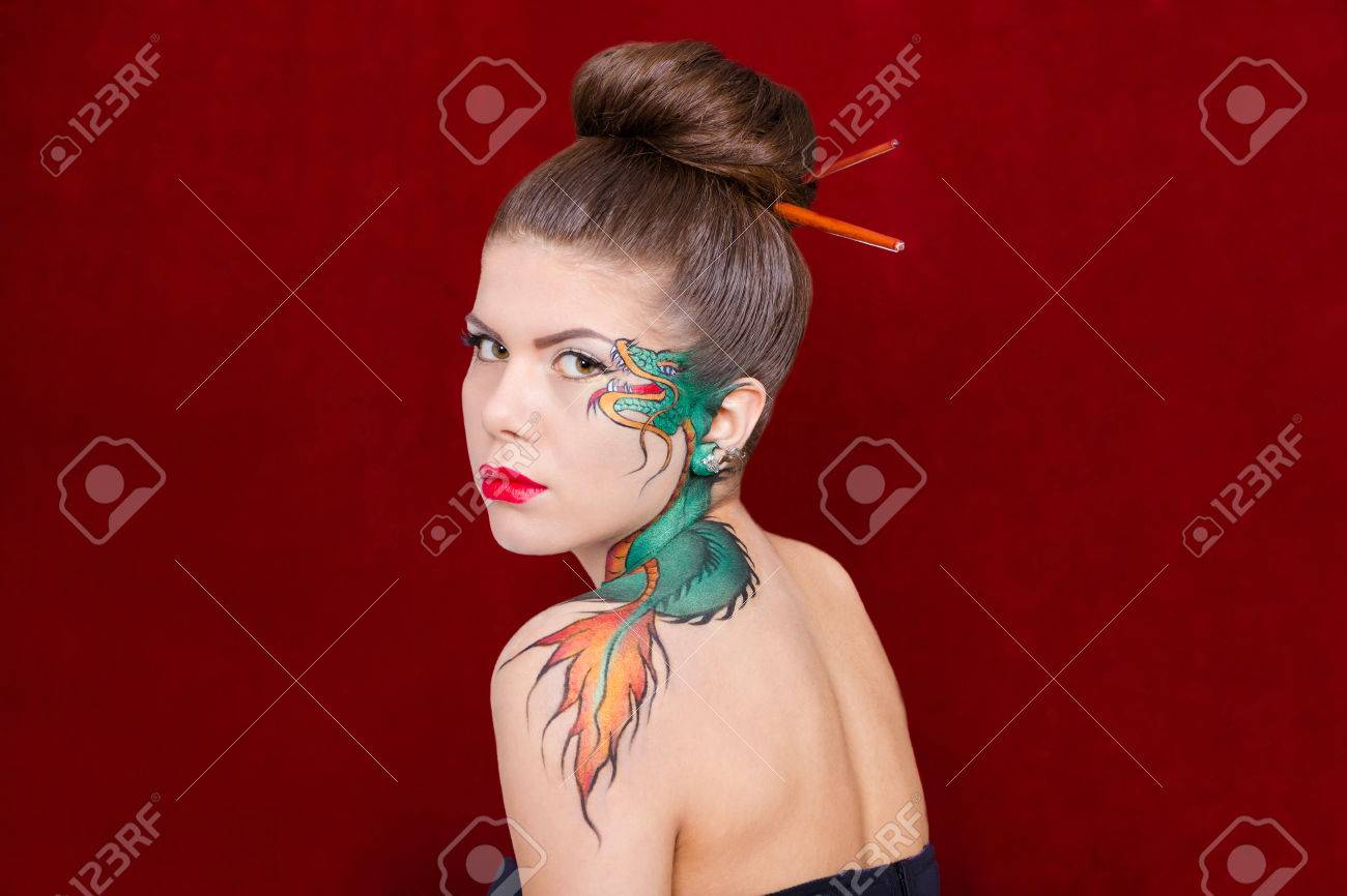 Maedchen mit dem drachentattoo bild