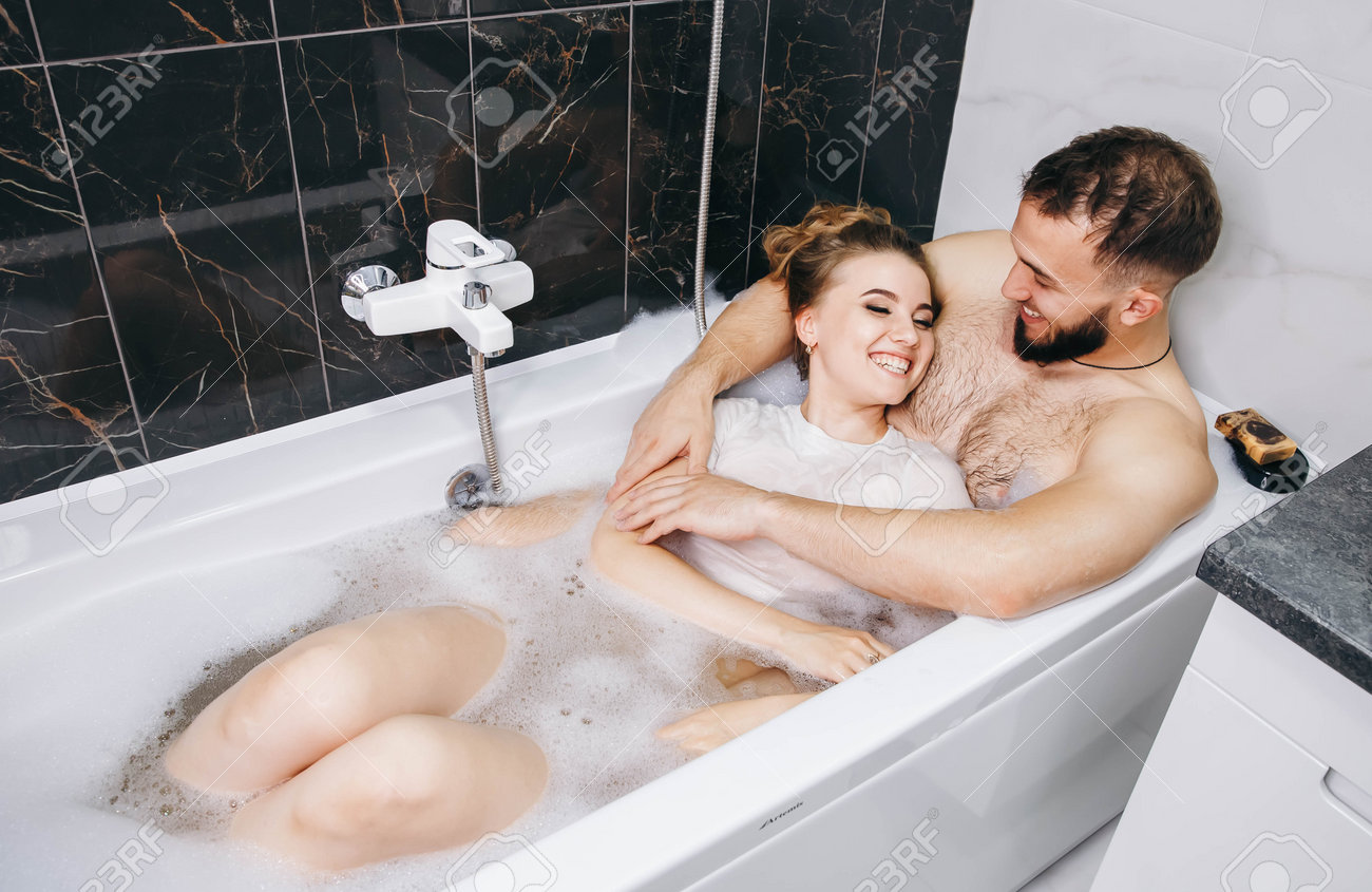 夫婦 裸 彼らの休暇の新婚旅行で情熱的な瞬間を持っている美しいカップルの物語。夫婦で家で素敵な時間を過ごしています。裸の男と魅力的な女性がバスルームで抱き締めます。ロマンス、親密の写真素材・画像素材 Image 163170837