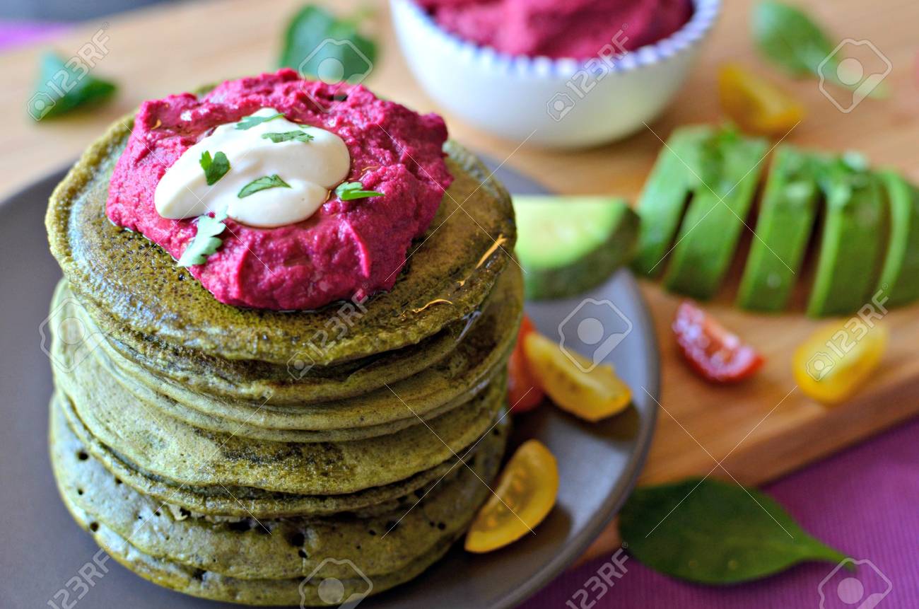 グルテン フリー ビーガン ビート フムス ヨーグルト 胡麻ドレッシング アボカド チェリー トマト パセリ ほうれん草のパンケーキします の写真素材 画像素材 Image