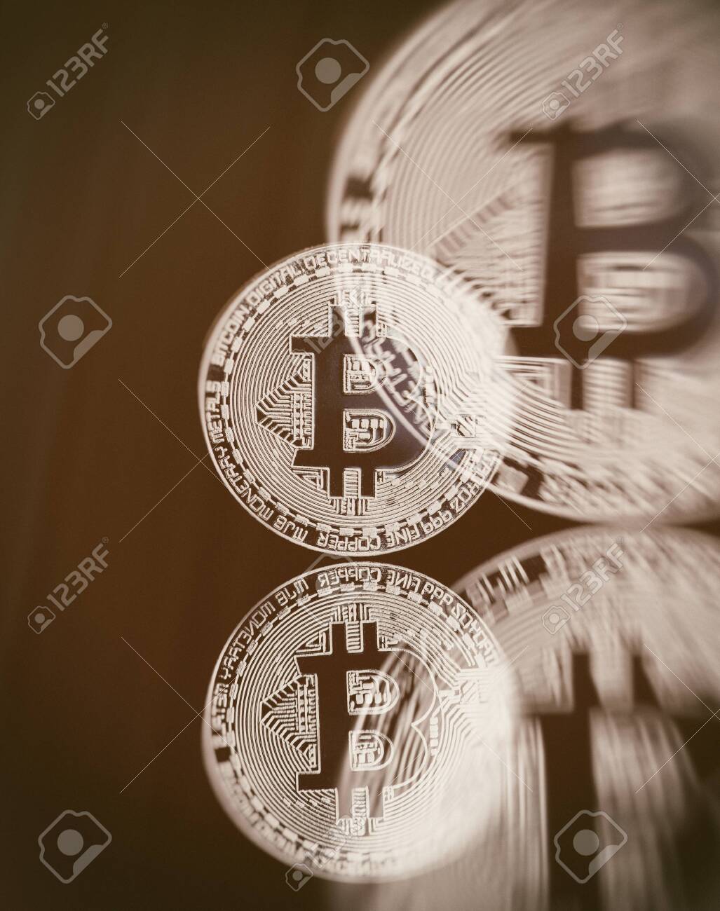 비트코인 코인. 암호 화폐의 추상적 인 배경 로열티 무료 사진, 그림, 이미지 그리고 스톡포토그래피. Image 143320825