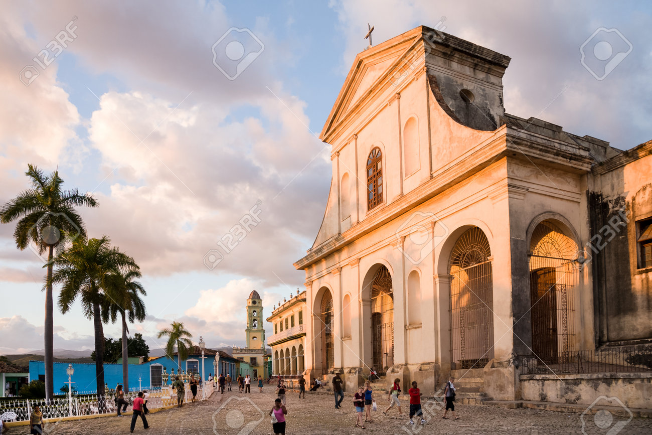 Trinidad Cuba 2012 8 Décembre Personnes Marchant Devant La Cathédrale Coloniale De La Sainte Trinité Qui Brille Au Coucher Du Soleil Sur La Place