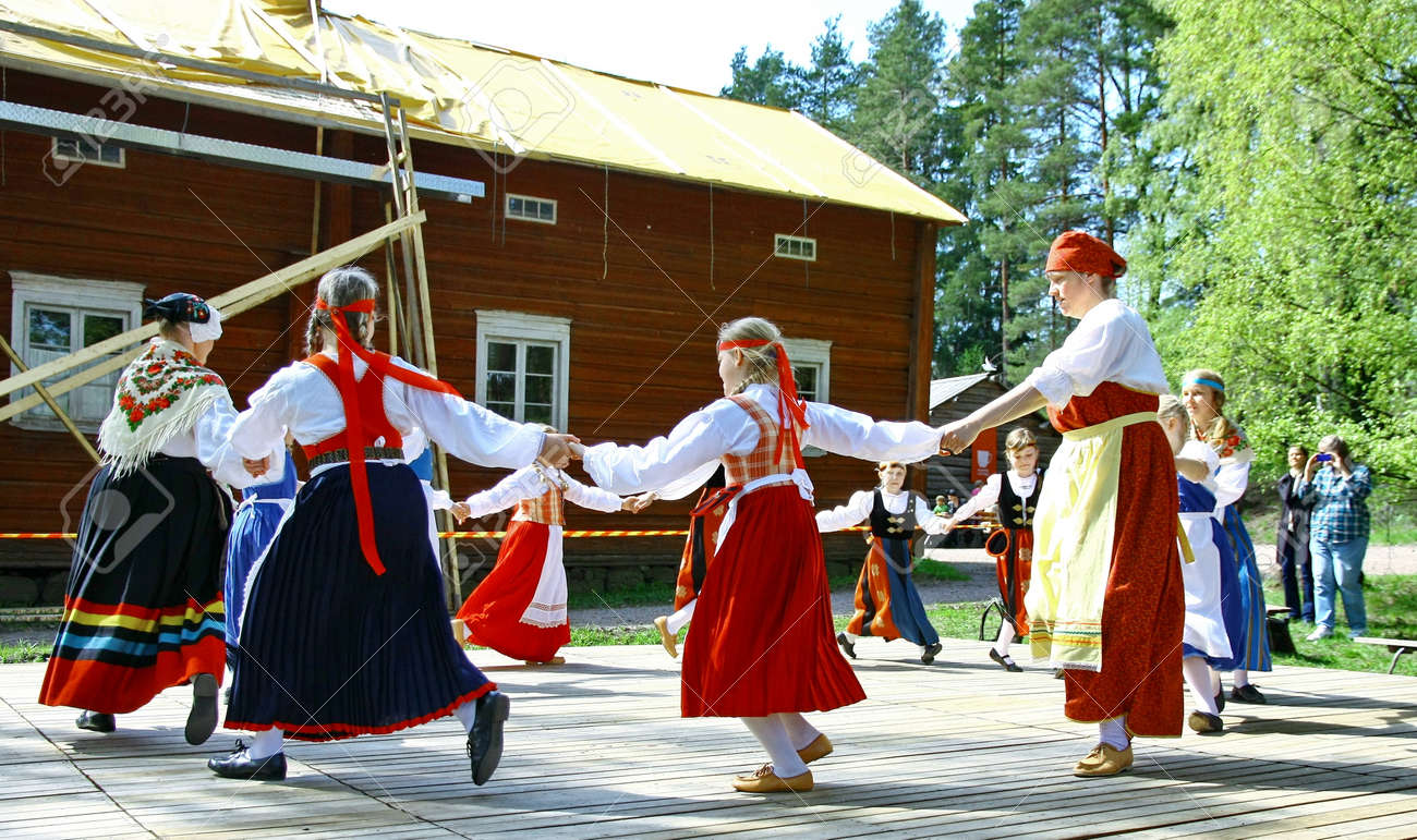 ヘルシンキ フィンランド 12 年 6 月 日 真夏の祭に伝統的な民族衣装で民俗アンサンブルで正体不明のダンサー エディトリアル使用のみです の写真素材 画像素材 Image ヘルシンキ フィンランド 12 年 6 月 日 真夏の祭に伝統的な民族衣装で民俗アンサンブルで正体不明のダンサー エディトリアル使用のみです の写真素材 画像素材 Image