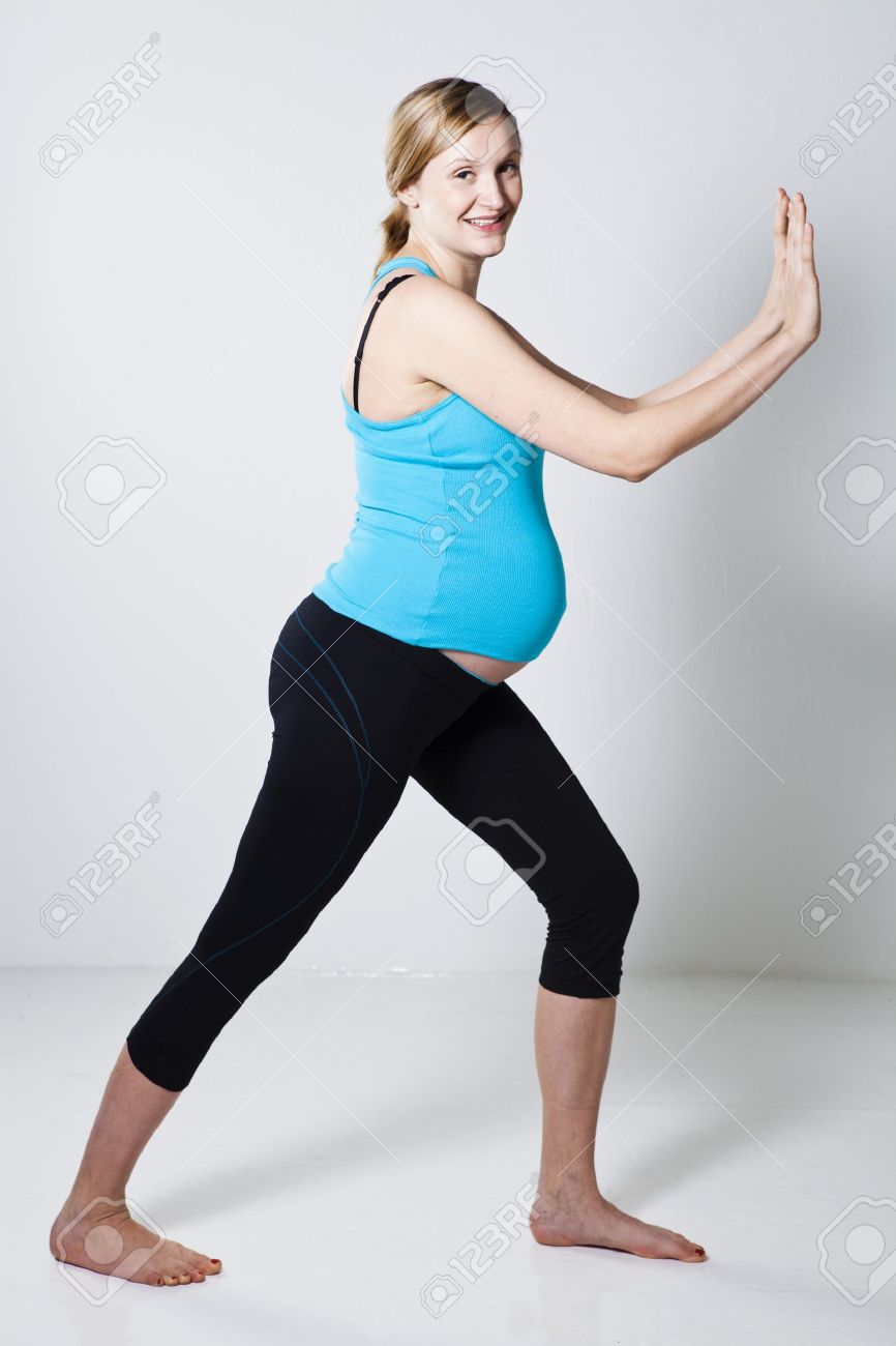 妊娠中の女性のふくらはぎの筋肉のストレッチ運動を実行します の写真素材 画像素材 Image