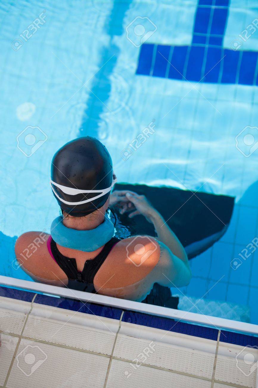 首の重みと屋外スイミング プールの端にモノフィン女性フリーダイバー の写真素材 画像素材 Image 首の重みと屋外スイミング プールの端にモノフィン女性フリーダイバー の写真素材 画像素材 Image